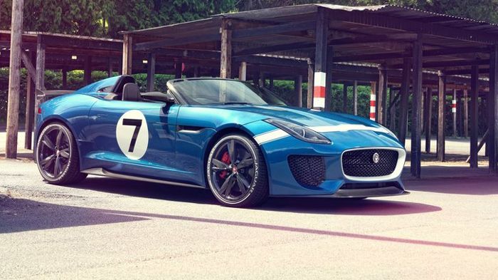 Η νέα Jaguar, που ντεμπουτάρει στο Goodwood, κάτω από το καπό «κρύβει» ένα turbo 5,0 λτ. σύνολο, με 8 κυλίνδρους σε διάταξη V, που παράγει 550 ίππους 